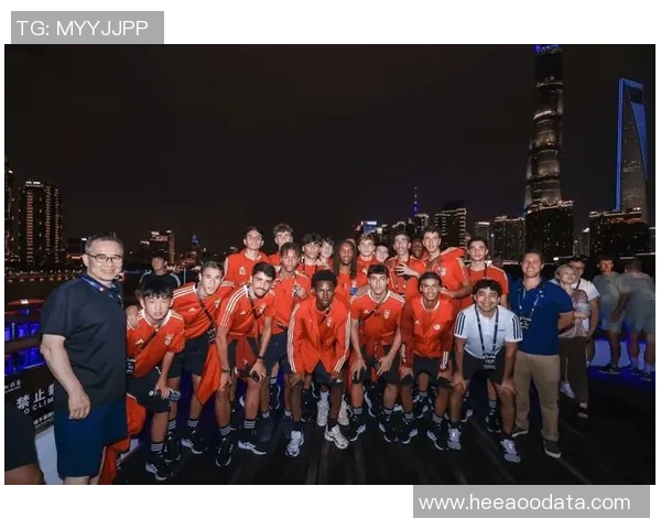 足球明星齐聚一堂的精彩合体照片展现球场魅力与友谊的瞬间